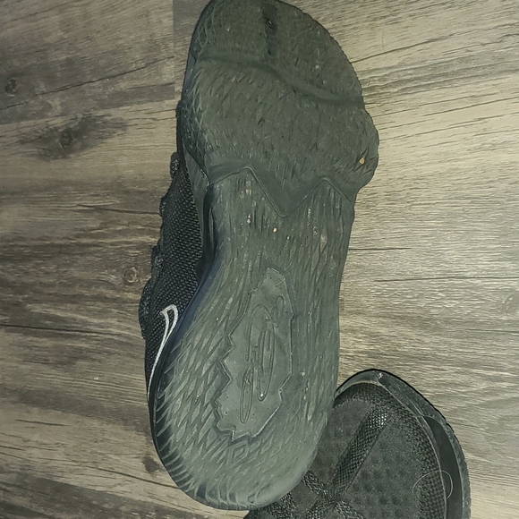 Lebron James low size 10 mens - Picture 2 of 5